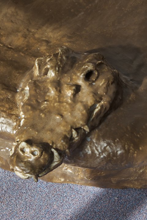 Nuri Koerfer, <em>Insel (Krokodil Nr1 braun)</em>, 2017, Styrofoam, papier- mâché, resin, car vanish, 160 x 140 x 74 cm (detail) HEFTI_DSF3873%20chair%201%20web
