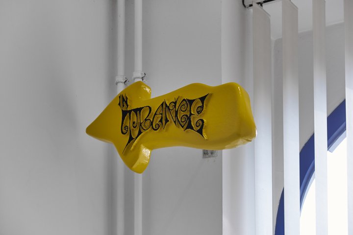 Anne de Vries, <em>Untitled</em>, 2018, Pu, coating, metal, aluminium, 32 x 56 x 45 cm HEFTI_DSF3957%20pfeil%20v2%20web