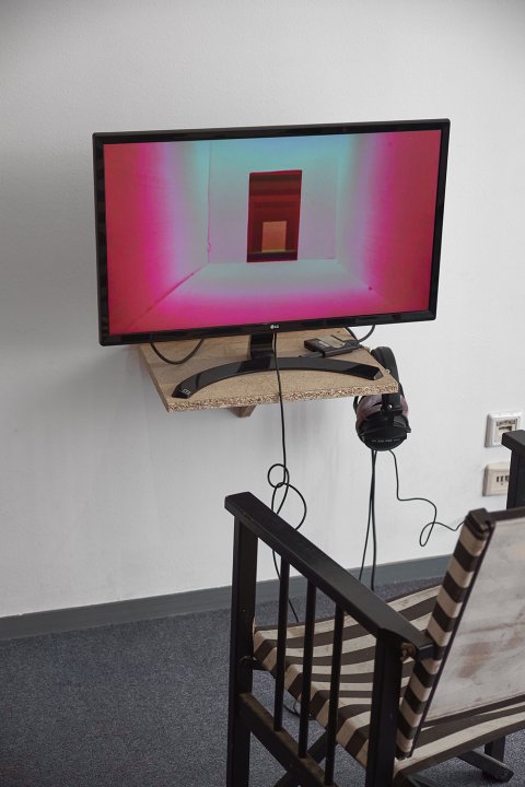 Richard Sides, <em><a href="https://vimeo.com/157867336">Invisible world</a></em>, 2016, HD video on monitor, chair, 22 min. HEFTI_DSF3983%20Video%20web