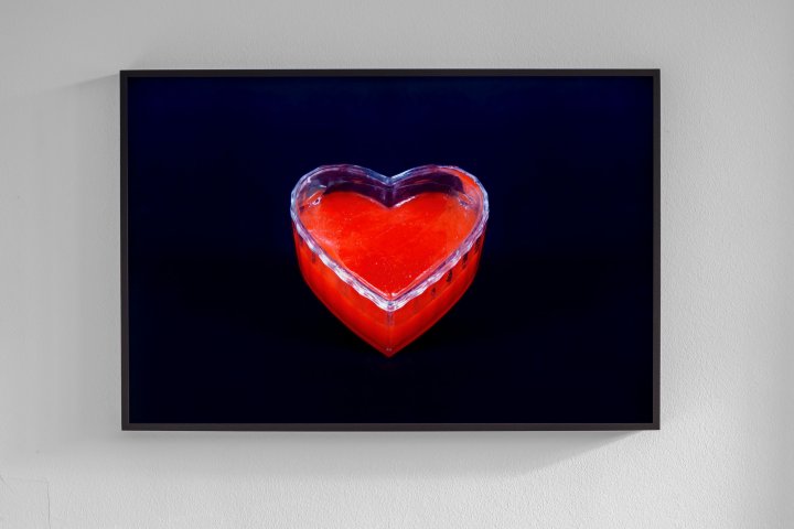 Raphael Linsi, <em>Heart (Placeholder)</em>, 2019, Inkjet print, 50 x 75 cm RAPHAEL_LINSI-frontal_weg